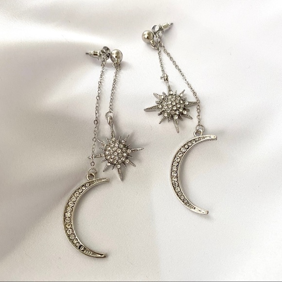 🌛Moon and Star Dangle Earrings - Picture 5 of 11